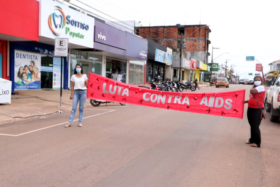 Atenção Básica de Saúde realiza Pit-Stop educativo sobre Aids no centro da cidade