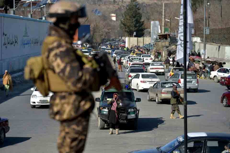 Mulheres de véu vão às ruas de Cabul manifestar apoio a talibãs