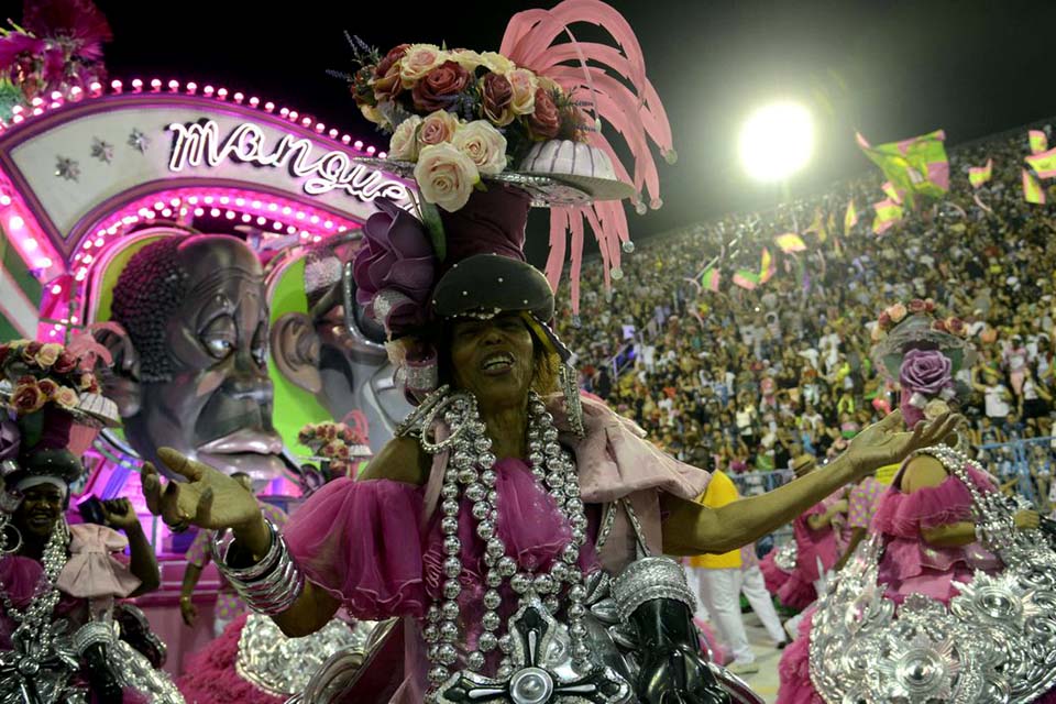 Mangueira faz 95 anos e lança título do enredo em homenagem a Alcione