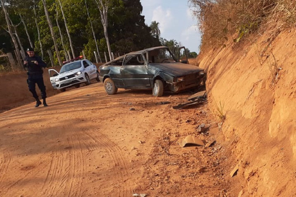 Carro fica totalmente destruído após acidente na Linha-617 em Jaru