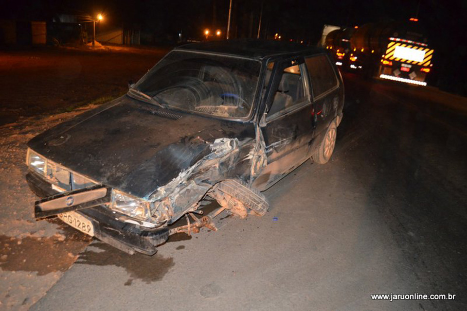 Motorista bate carro em carreta e foge deixando veículo abandonado na BR 364