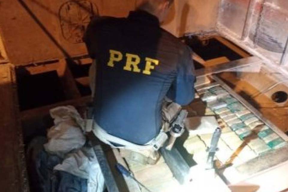 PRF apreende 140 kg de cocaína em caminhão com placas de Vilhena