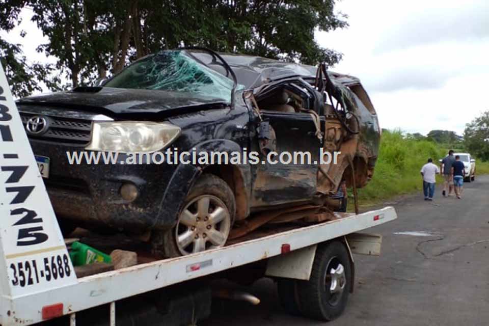 Caminhoneta capota e fica destruída após ser colidida por táxi na RO-464