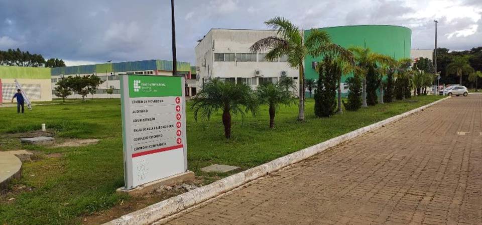 Sinalização modular e tátil beneficia a comunidade acadêmica no Campus Vilhena