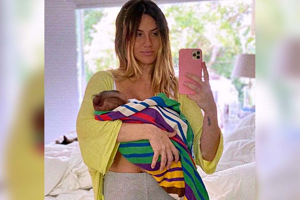 Giovanna Ewbank se derrete pelo pequeno Zyan: pezinho da mamãe