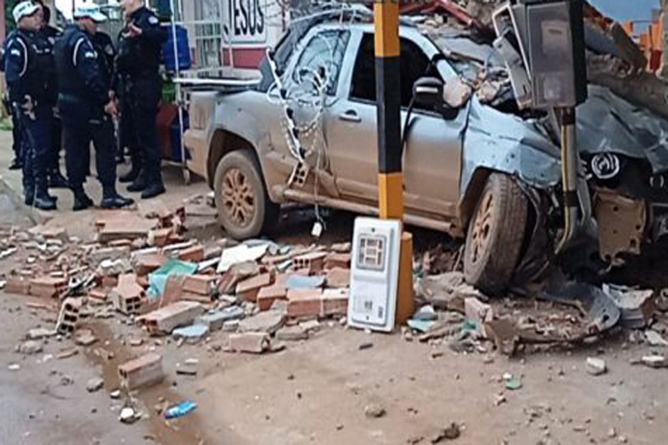 Carro desgovernado bate em muro e deixa motorista ferida na zona leste