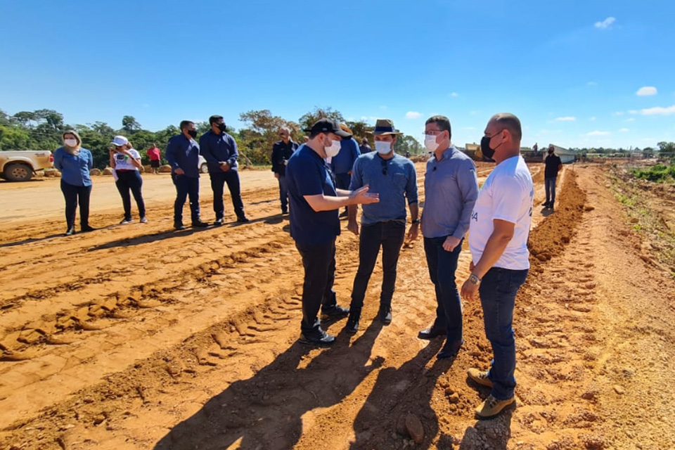  Presidente da Assembleia, Alex Redano e governador vistoriam obras das cabeceiras da ponte no rio Jamari, na BR-421