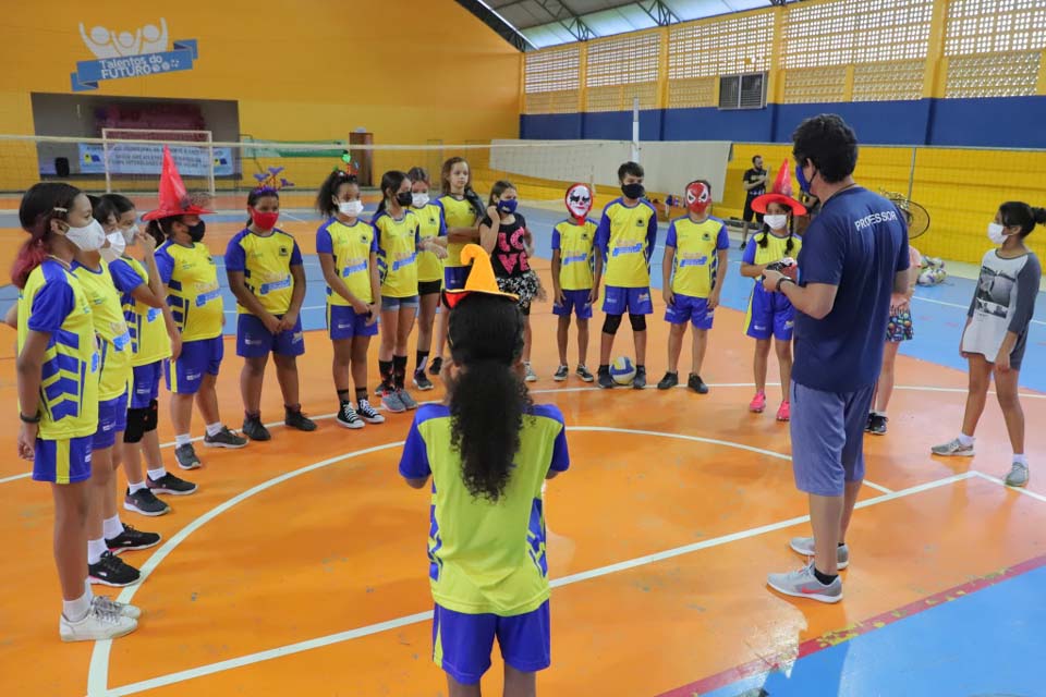 Treino temático de Halloween estimula alunos a manterem prática esportiva