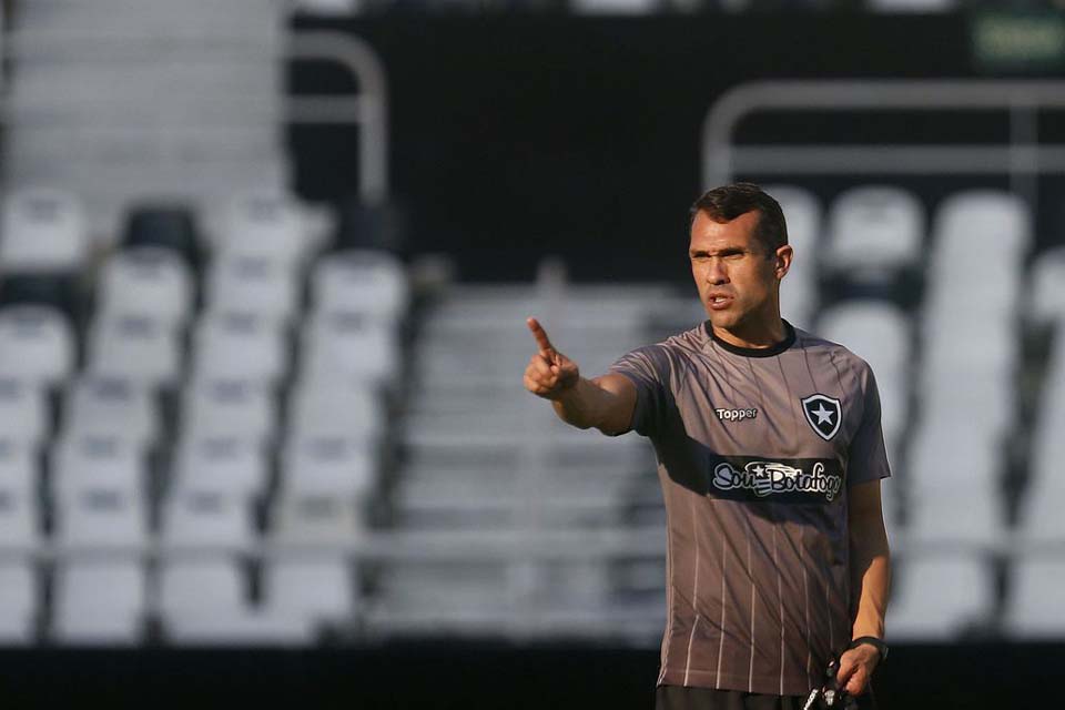 Lazaroni estreia à frente do Botafogo no clássico com o Flu no domingo