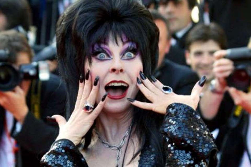 Cassandra Peterson, a Elvira, revela que vive relacionamento homoafetivo há 19 anos