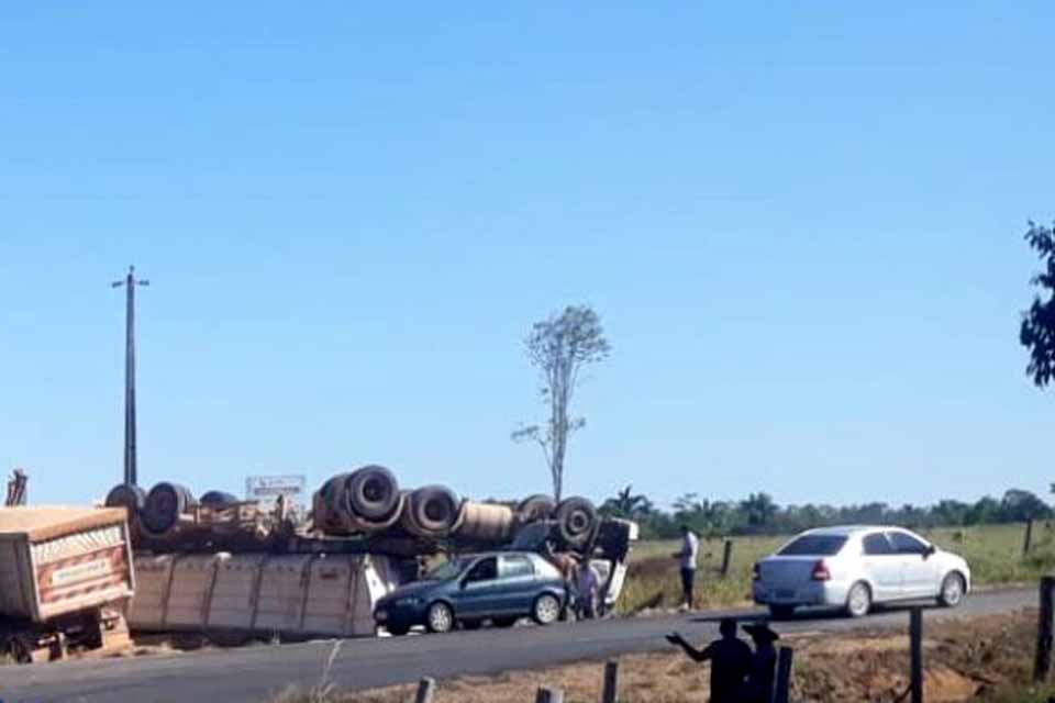 Carreta carregada de soja tomba próximo ao aeroporto de Ji-Paraná