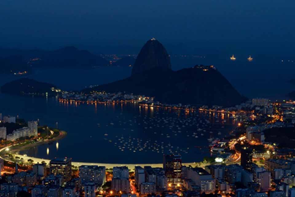 Como aproveitar o Rio de Janeiro durante a noite?