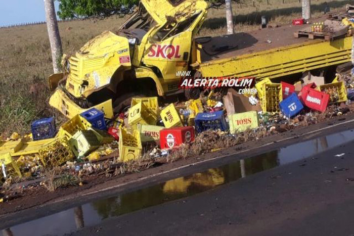 Acidente envolvendo caminhão de bebidas e veículo de passeio na RO-010