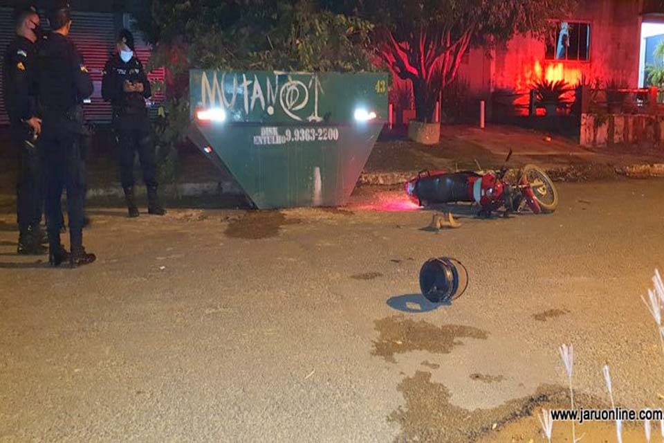 Motociclista morre ao colidir com caçamba de entulho em Jaru