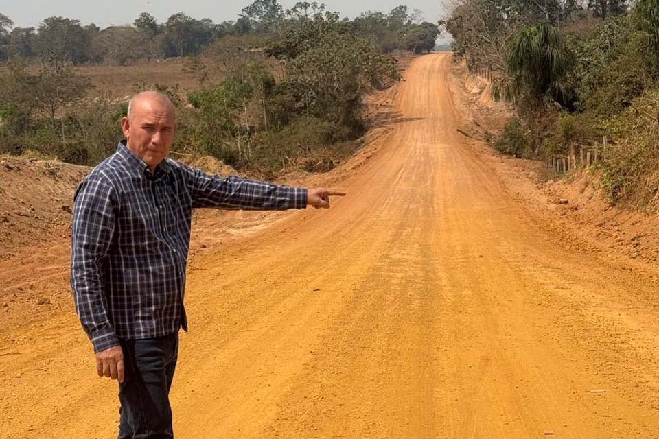 Deputado Ezequiel Neiva vistoria obras de melhoria na Linha 5, em Cerejeiras