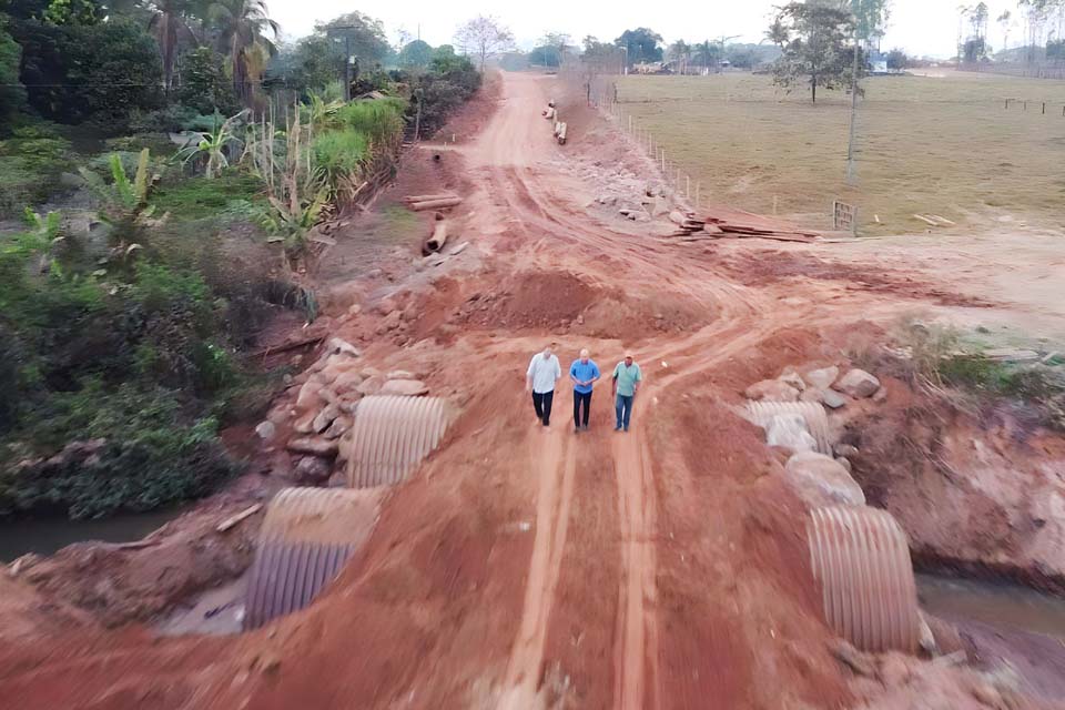 Deputado Ezequiel Neiva inspeciona instalação de tubos armcos na Linha 200, em Rolim de Moura