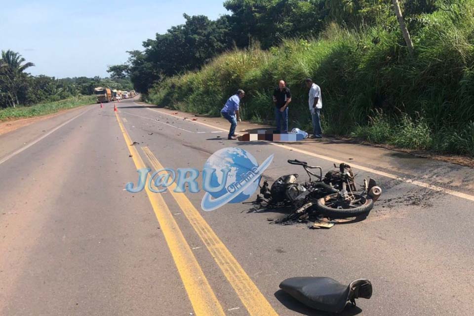 Motociclista morre em colisão frontal com carreta na BR-364 