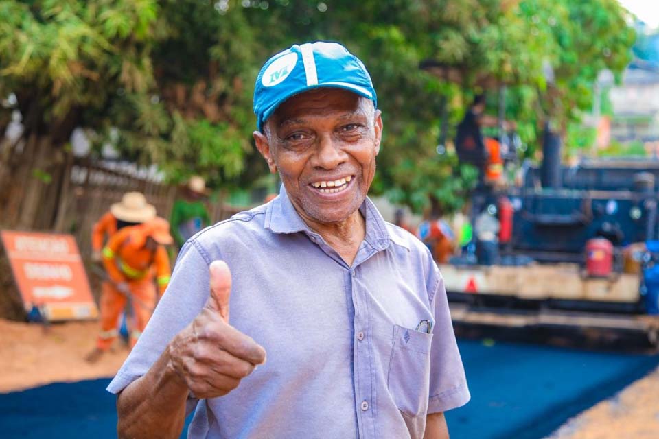 Moradores comemoram asfalto novo na Rua Sebastião Cabral de Souza no setor 4