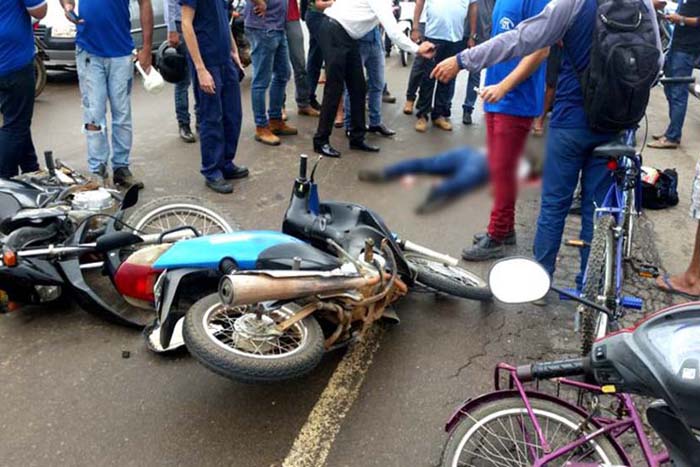 Motociclista morre esmagada após bater em carroceria de carreta 