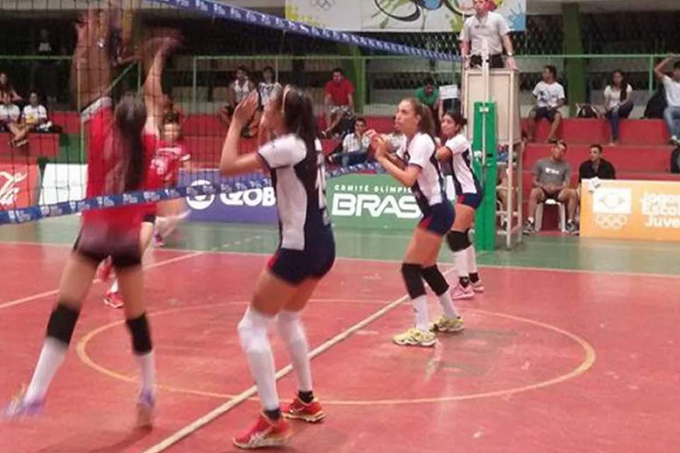 Competição de vôlei feminino com quatorze equipes começa em Porto Velho