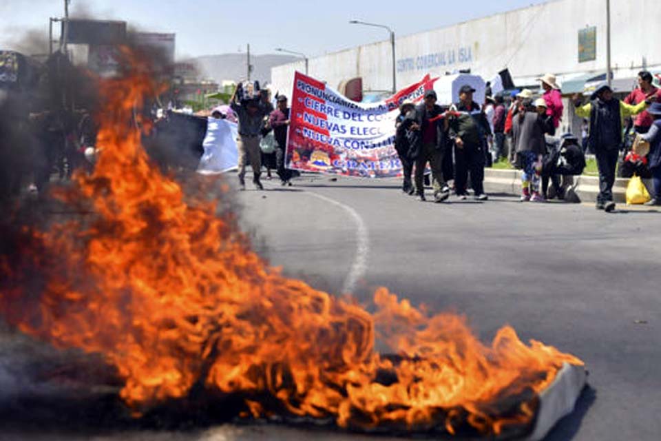 Cresce pressão política no Peru com protestos estendidos a Lima