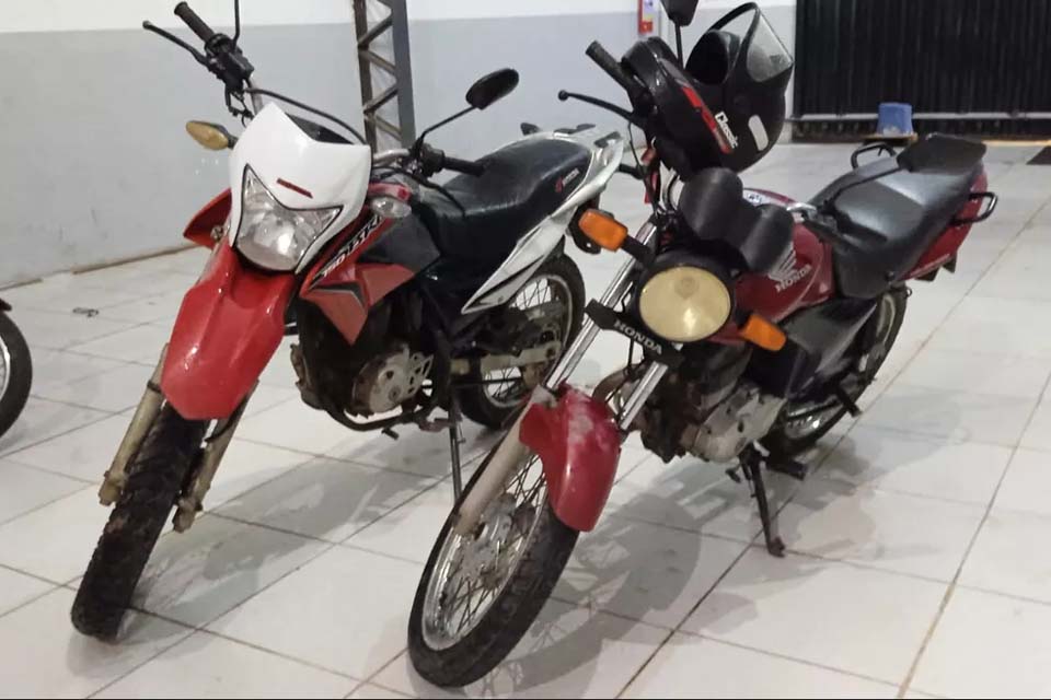 PM recupera motos roubadas e prende dupla com arma em casa