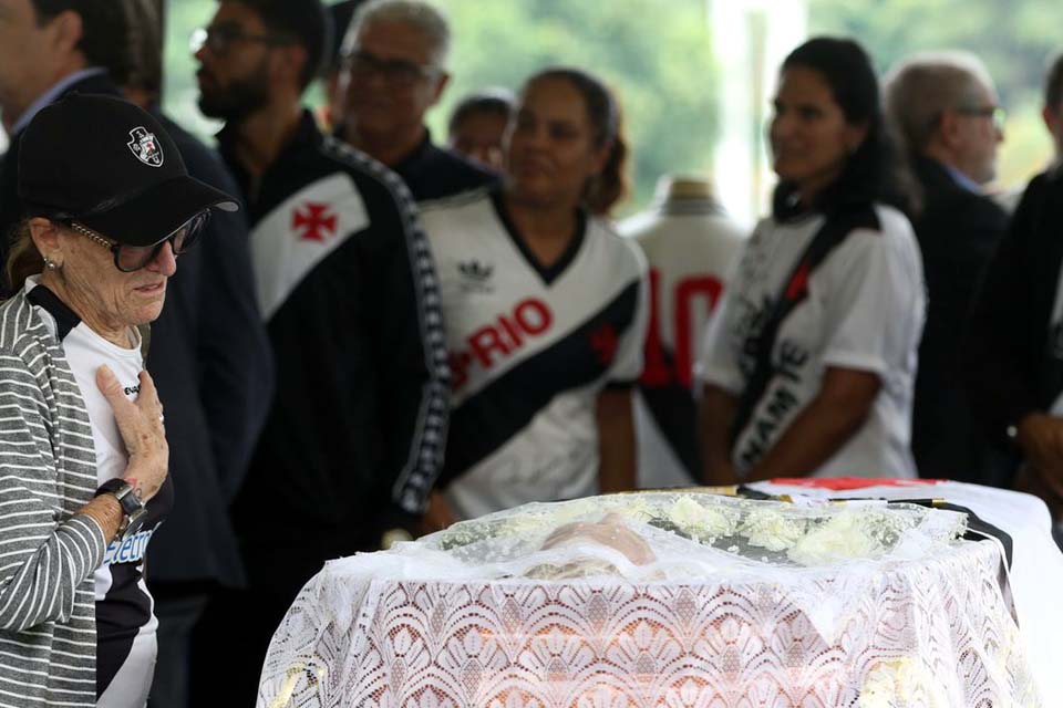 Fãs de Roberto Dinamite se despedem do craque vascaíno em São Januário