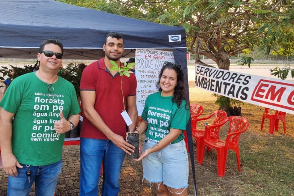 SINDSEF-RO: Grevistas do Ibama e ICMBio distribuem mais de 100 mudas de plantas para população