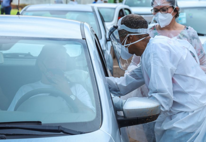 Drive-thru de testagem rápida para covid-19 é montado para atender população neste sábado (19)