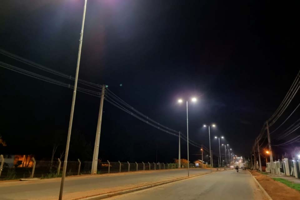 Prefeitura de Jaru conclui serviço de iluminação pública na Avenida Tapajós no setor 2