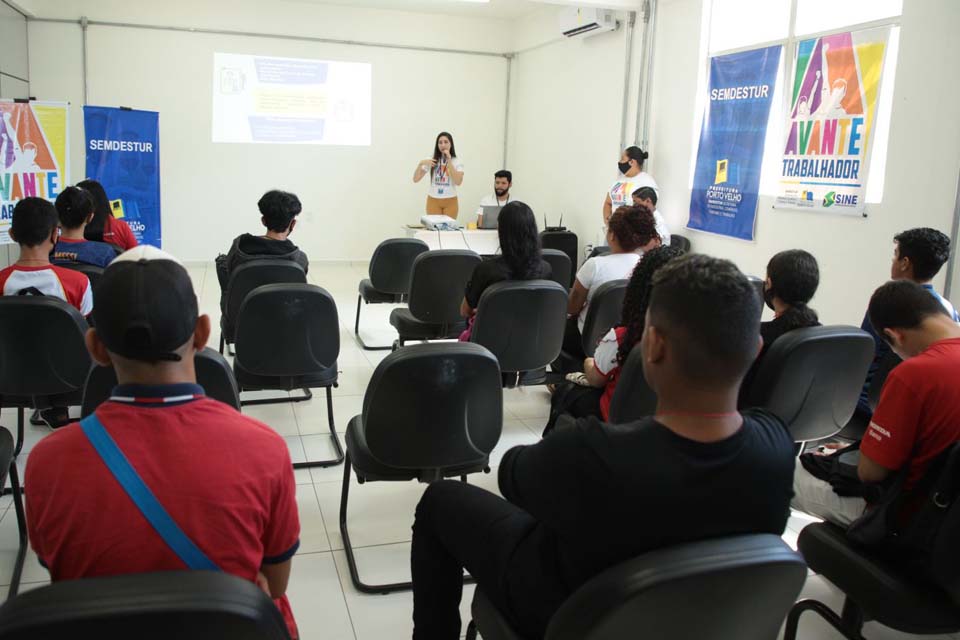 Jovens recebem orientações para o mercado de trabalho na oficina “Avante Trabalhador”