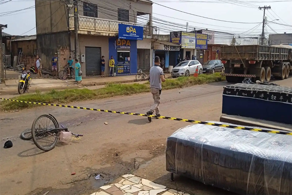 Mulher morre esmagada por caminhão após desviar de carro