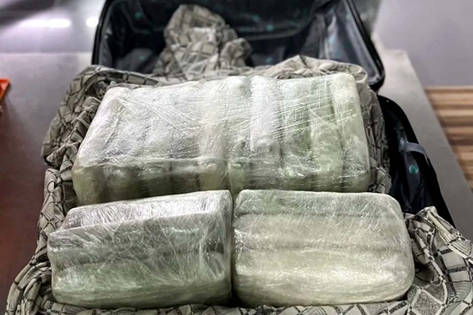 Mulher é presa tentando embarcar com 16 kg de droga no aeroporto 