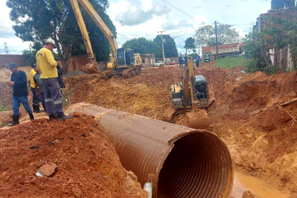 Para prevenir alagamentos, obra de drenagem e instalação de tubos avança na zona Leste