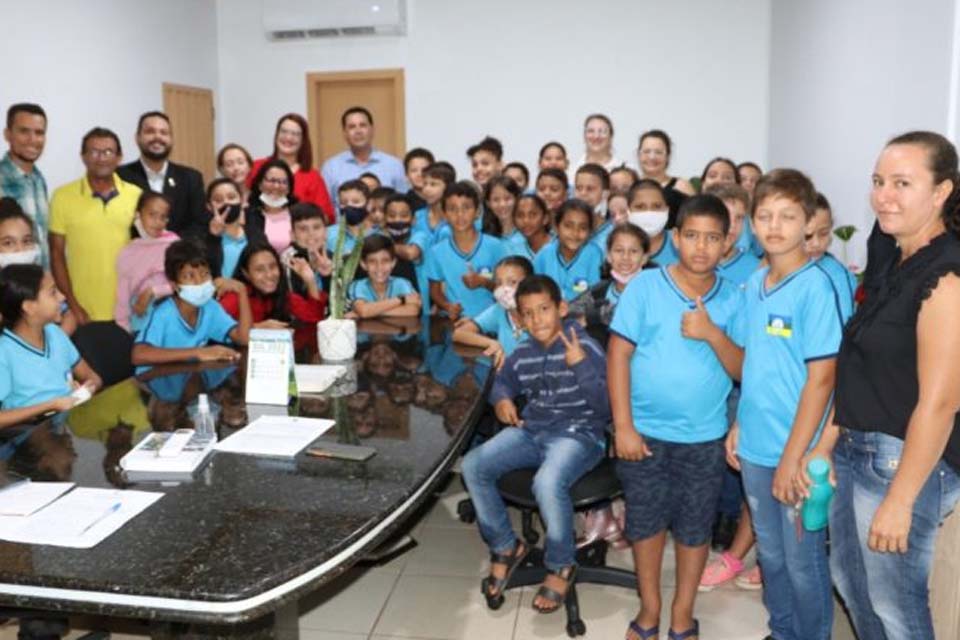 Alunos da Escola José Veríssimo visitam prefeitura e se encontram com o prefeito Aldo Júlio