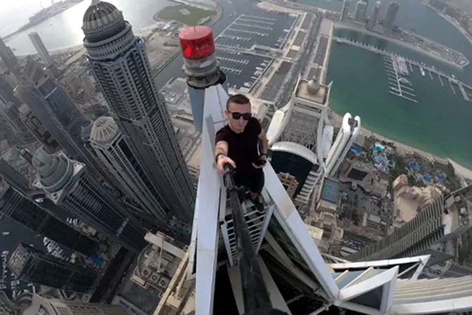 Francês que escalava prédios ao redor do mundo morre ao cair de 68º andar em Hong Kong, diz imprensa local