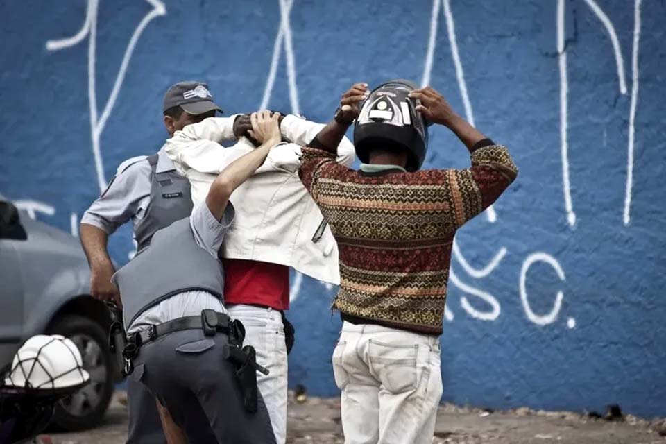 Adolescentes negros têm mais chance de serem abordados pela polícia