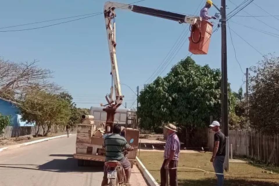 Iluminação pública nas ruas do Pacarana recebem manutenção pela equipe da SEMOD