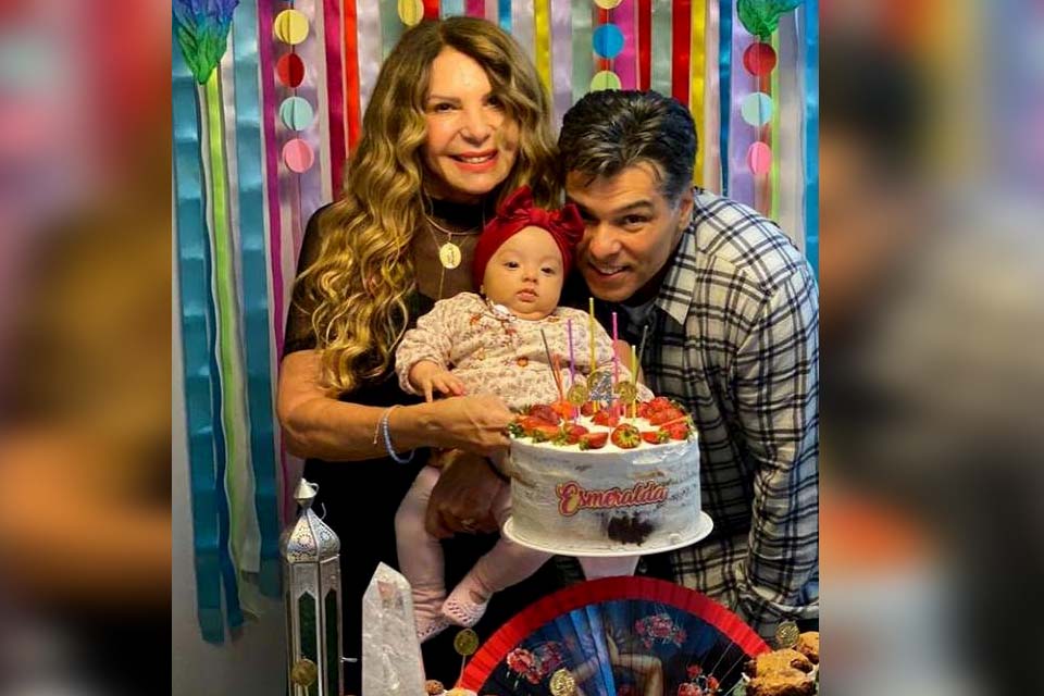 Mauricio Mattar e Elba Ramalho celebram 4 meses da netinha