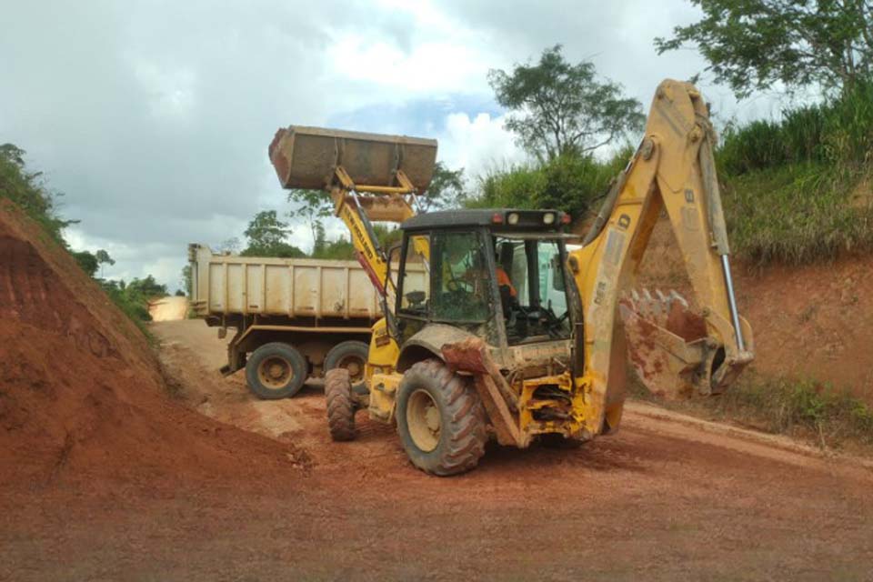 Rodovia-420 recebe manutenção do DER entre o distrito Jacinópolis e o município