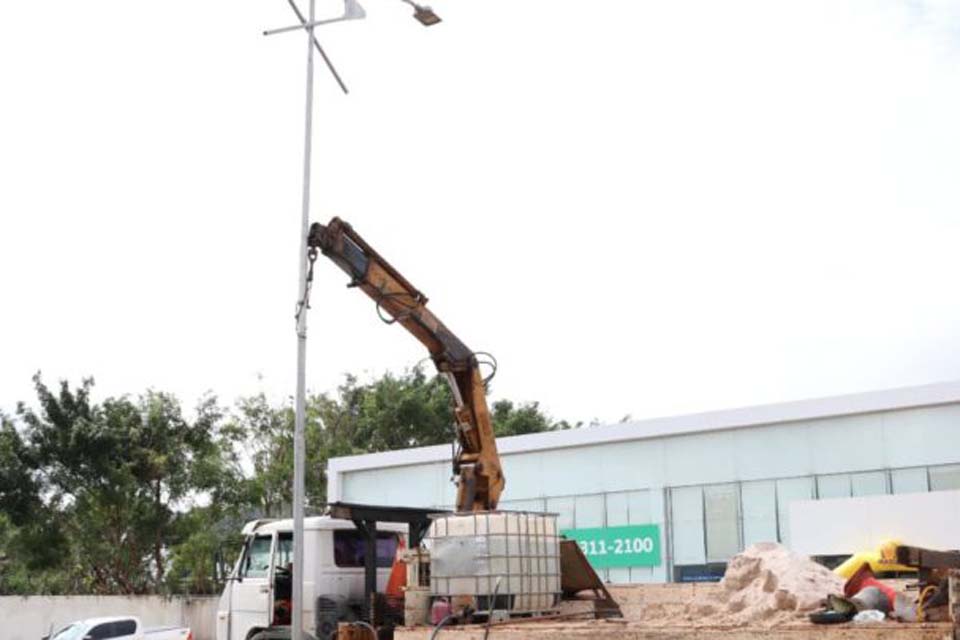 Assinada ordem de serviço para retomada da obra de iluminação na Avenida 25 de Agosto até o parque de exposição