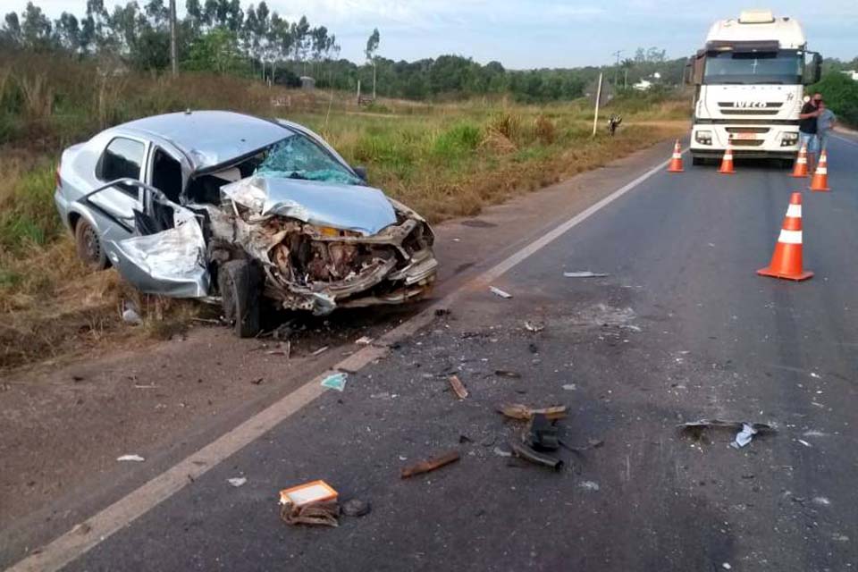 Colisão entre carro e carreta na BR-364, próximo a Vilhena, deixa feridos