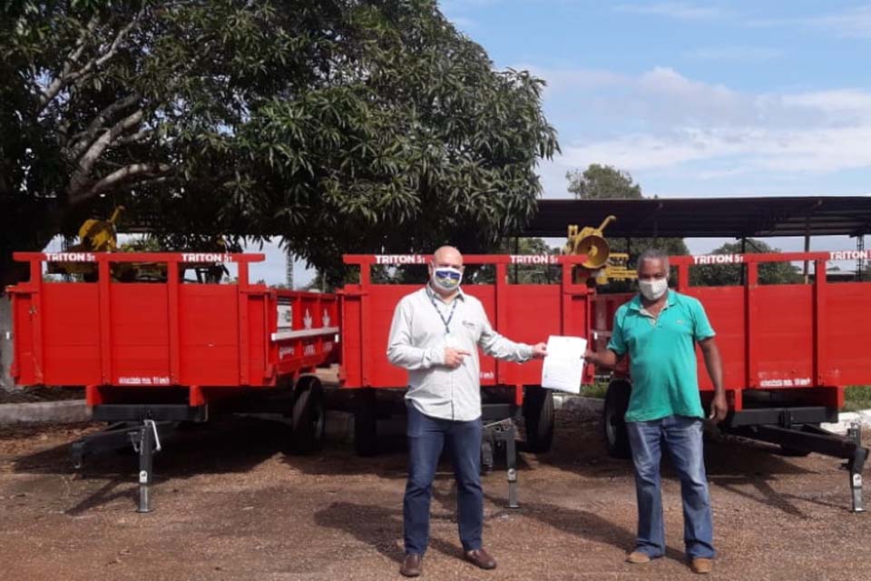 Governo de Rondônia entrega carretas agrícolas e grades aradoras para três municípios de Rondônia