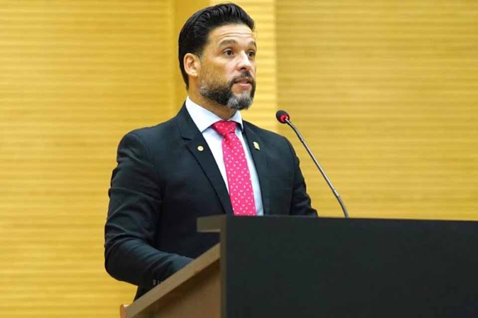 Projeto de Lei do deputado Camargo que proíbe músicas com contexto sexual nas escolas é sancionado pelo governador