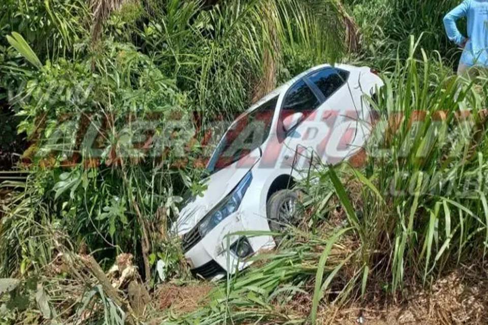 Dois carros saíram da pista após colisão na RO 010 sentido Nova Estrela