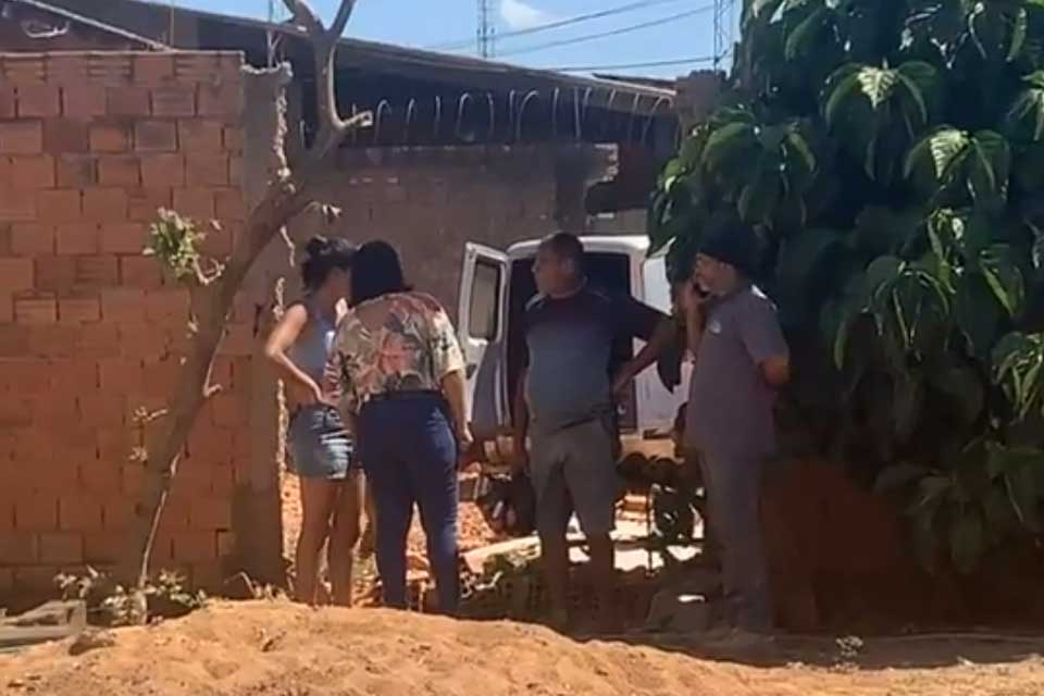 Carro desgovernado invade muro de duas casa e deixa feridos