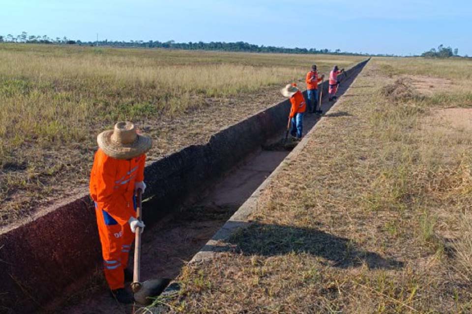 DER executa limpeza de vegetação em área de drenagem no Aeroporto Capital do Café