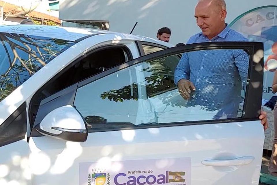 Deputado Ezequiel Neiva entrega veículo para unidade de Saúde em Cacoal