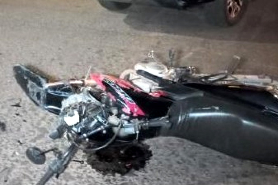 Colisão entre moto e caminhonete deixa dois feridos em Rolim de Moura