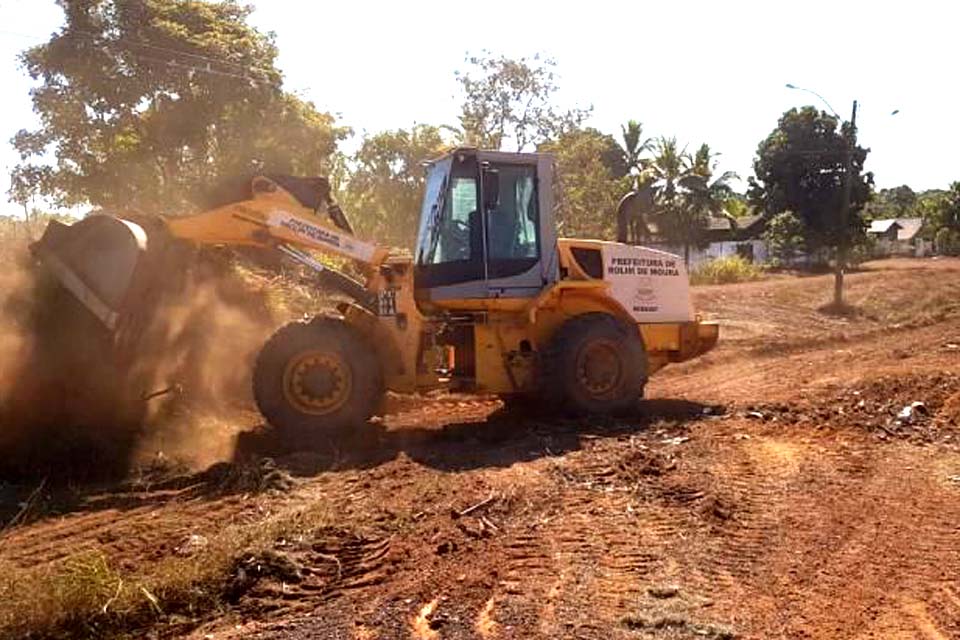 Prefeitura realiza limpeza nas ruas da cidade; ação é realizada por máquinas e homens da Semosp